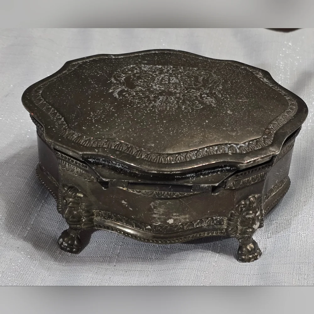 Vintage International Silver Co. Lion Crest Metal Trinket Hairpin Jewelry Box